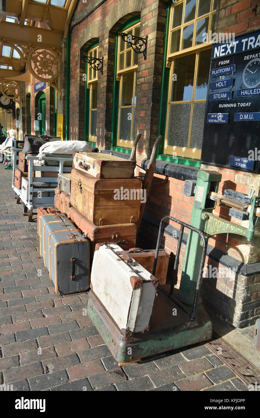 Alte Koffer auf sheringham Station, poppy Linie historische Eisenbahn Stockfoto