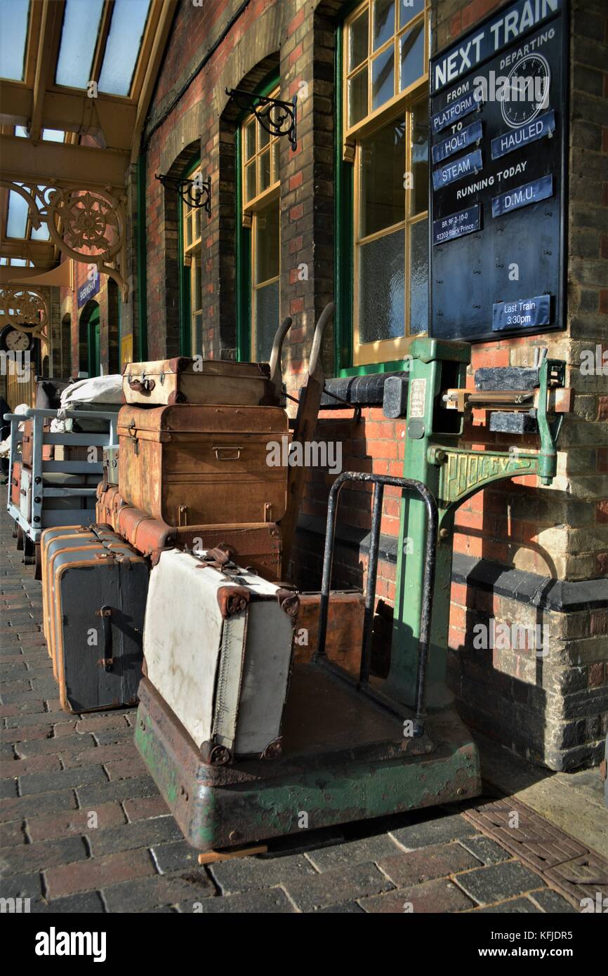 Alte Koffer auf sheringham Station, poppy Linie historische Eisenbahn Stockfoto