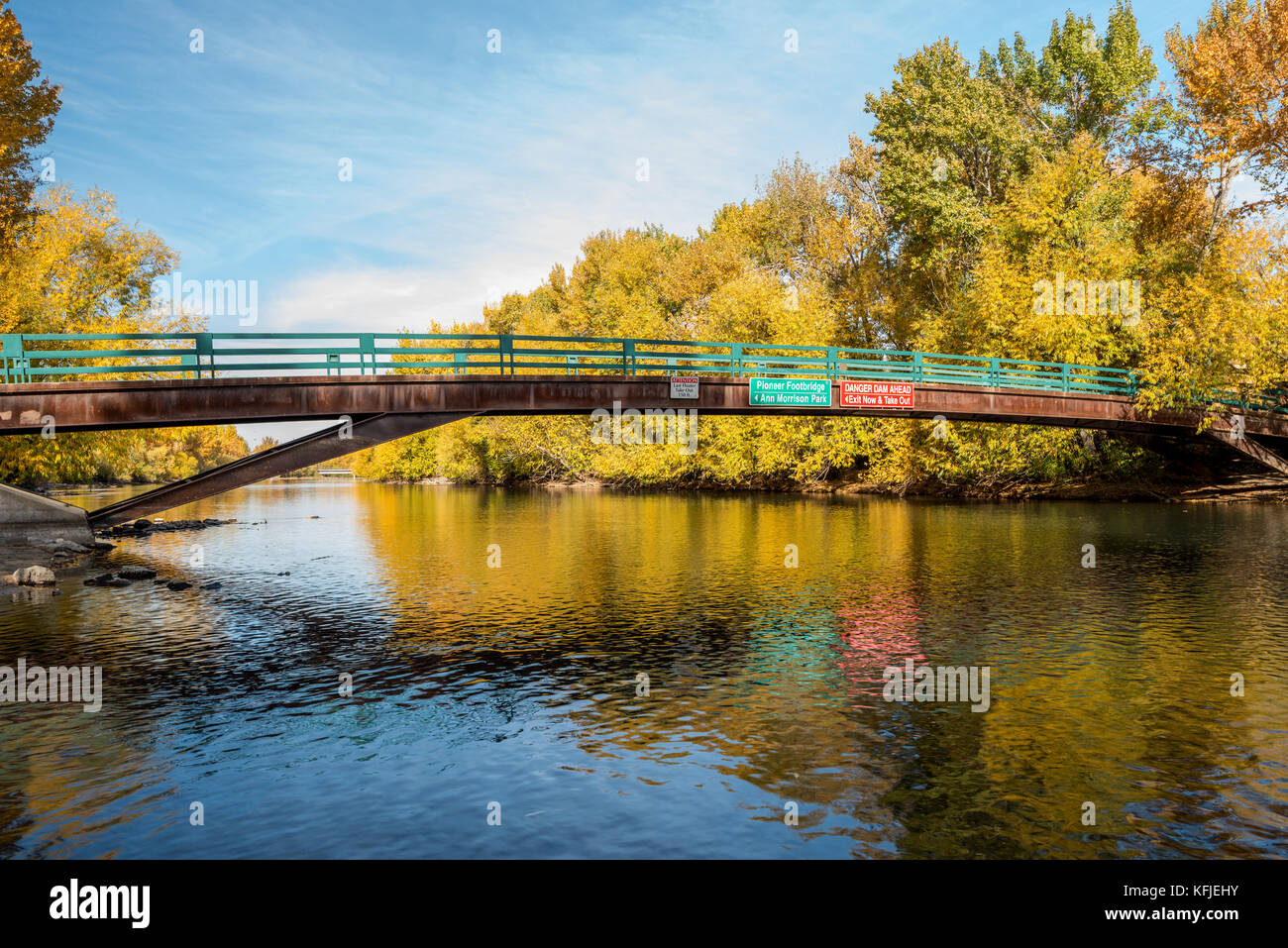 Boise River mit Herbst Farbe Reflexionen unter einem Fuß-Brücke Stockfoto