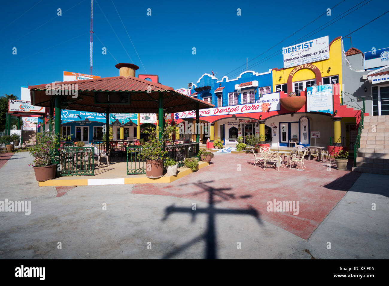 Zahnmedizinische Plaza in Nuevo Progreso, Tamaulipas, Mexiko. Amerikanische Touristen in Scharen zu Nuevo Progreso für preiswerte Zahnpflege und Medizin. Stockfoto