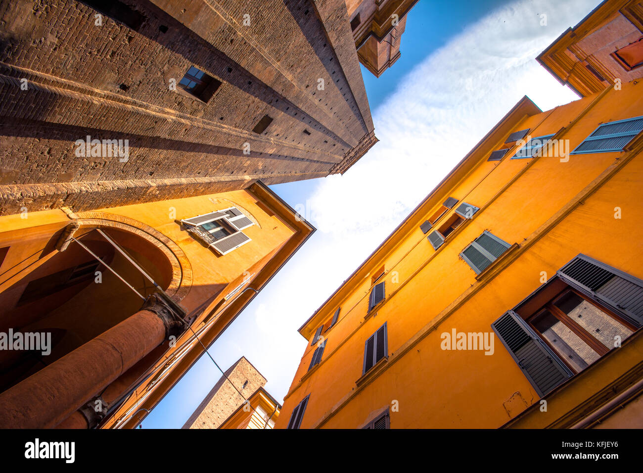 Sky View von Bologna Türme und mittelalterliche Bauten, Bologna, Emilia-Romagna, Italien Stockfoto