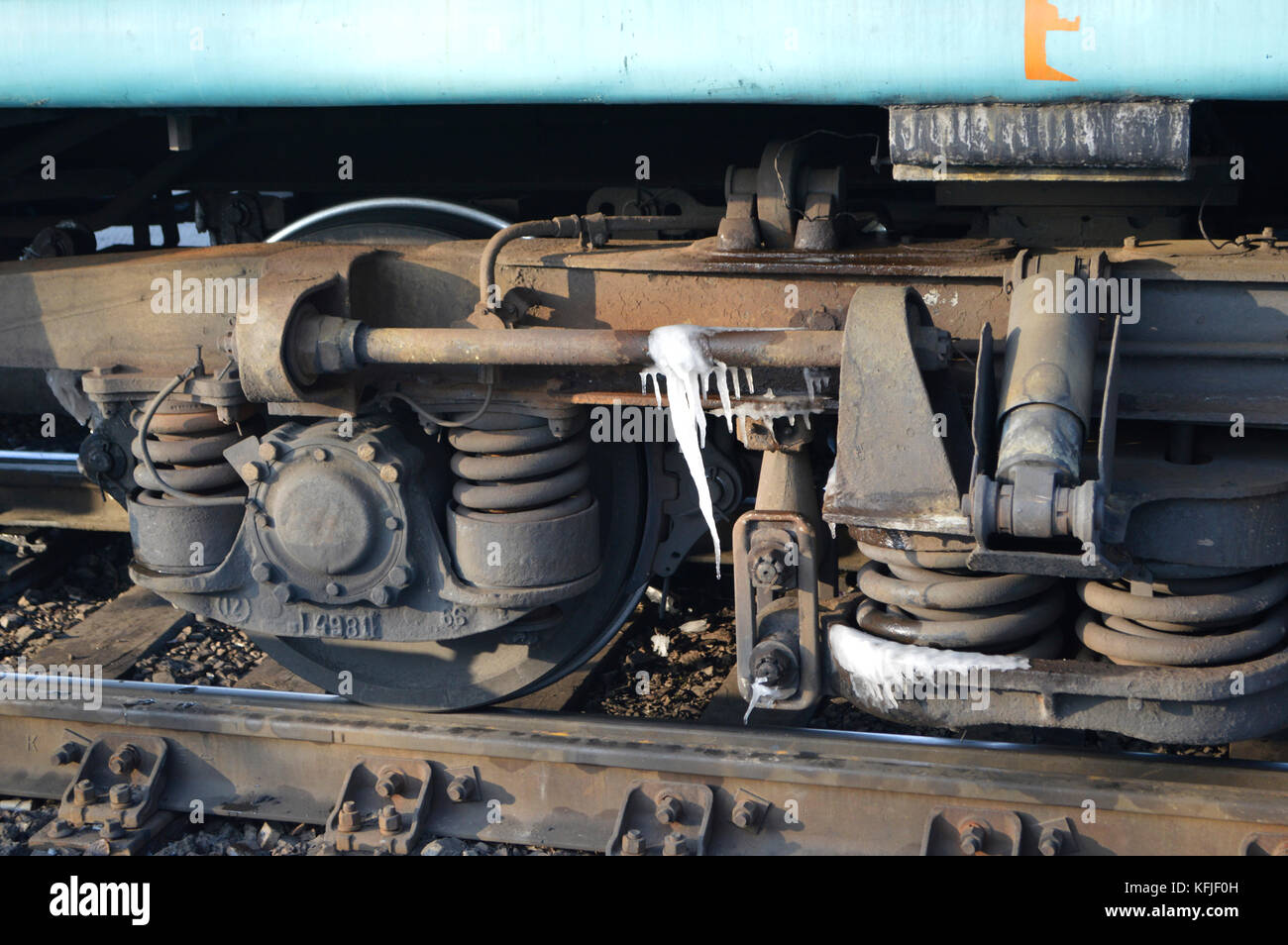Russischer Zug mit Eis darauf. Gefroren. -25C Grad kalt. Aufgenommen während einer Reise im Platz-Kart der dritten Klasse in Kasachstan. Stockfoto