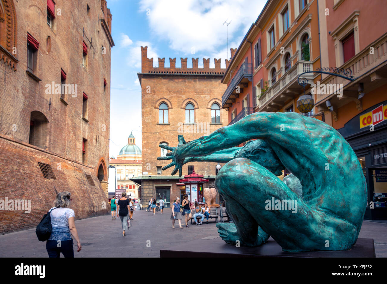 Alte Gebäude in einer Straße von Bologna mit Statue, Emilia - Romagna, Italien am 13. Juli 2017. Stockfoto