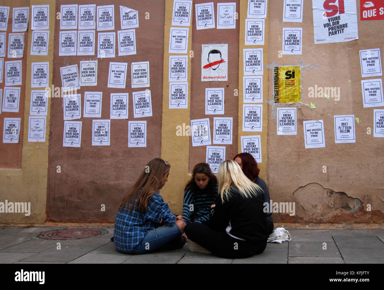 Einige Mädchen Rest unter einige Poster, die sagt, wir haben in Barcelona, frei zu sein,. Auf dem Referendum mit Puidemont in Katalonien, wo die indep organisiert Stockfoto