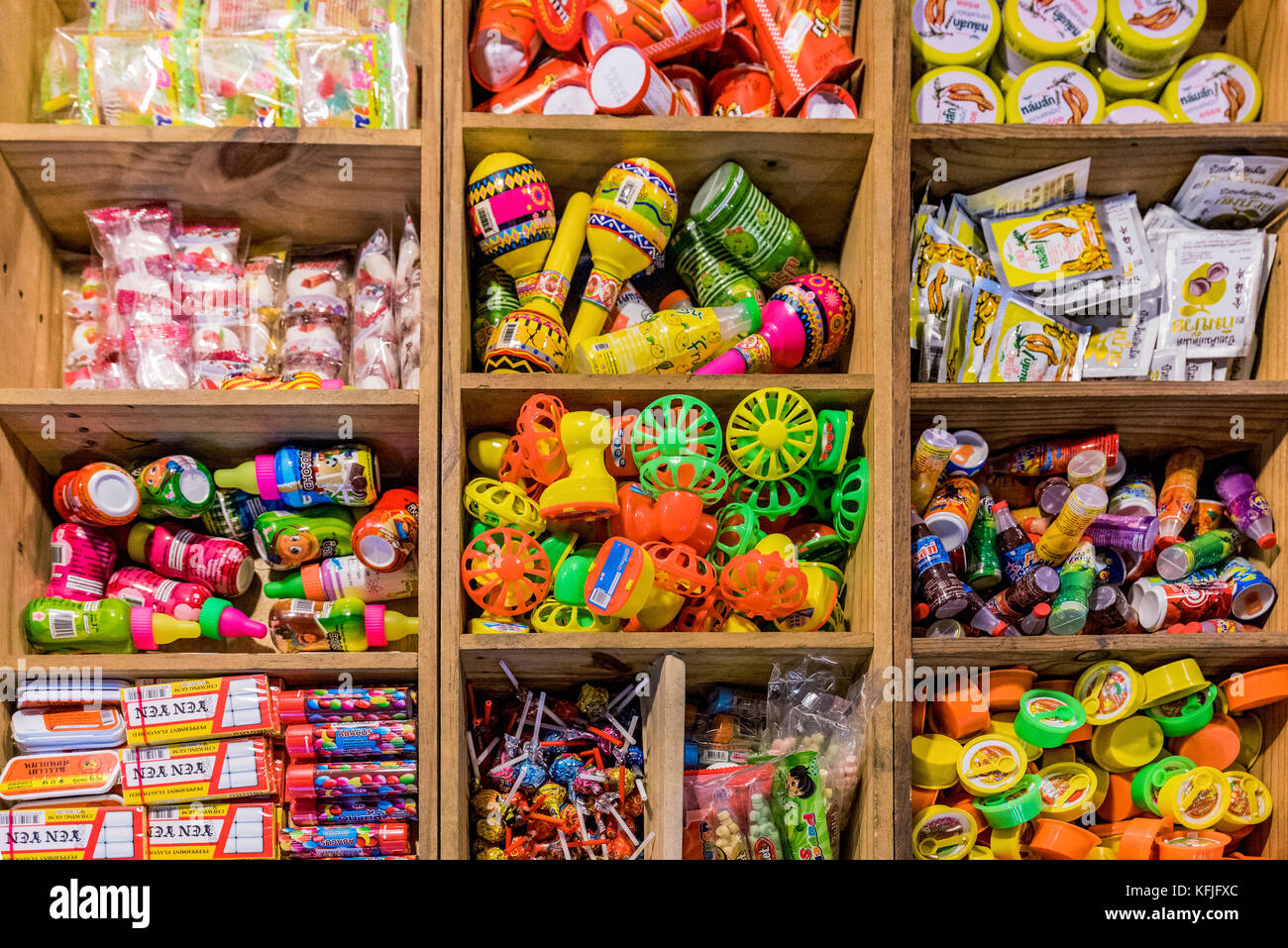 Bangkok, Thailand - 12. August: Dies ist eine traditionelle thailändische Candy Store verkauft viele alte Vintage Style Süßigkeiten am 12. August 2017 in Bangkok. Stockfoto