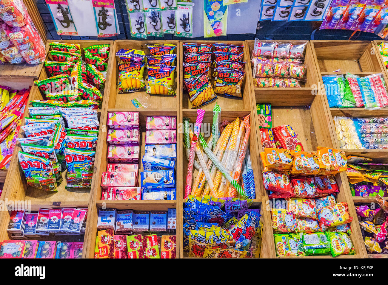 Bangkok, Thailand - 12. August: Dies ist eine traditionelle thailändische Candy Store verkauft viele alte Vintage Style Süßigkeiten am 12. August 2017 in Bangkok. Stockfoto