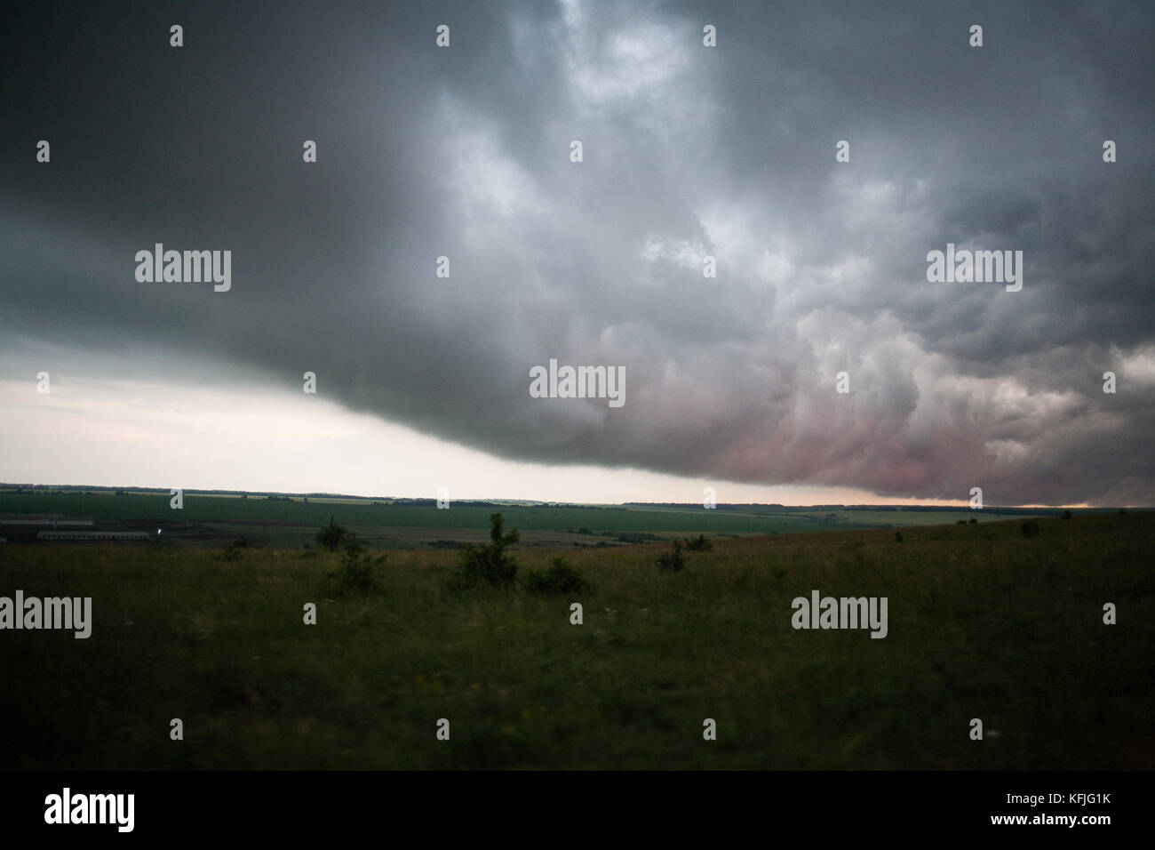 Düstere Himmel über einem Feld in der Natur Stockfoto