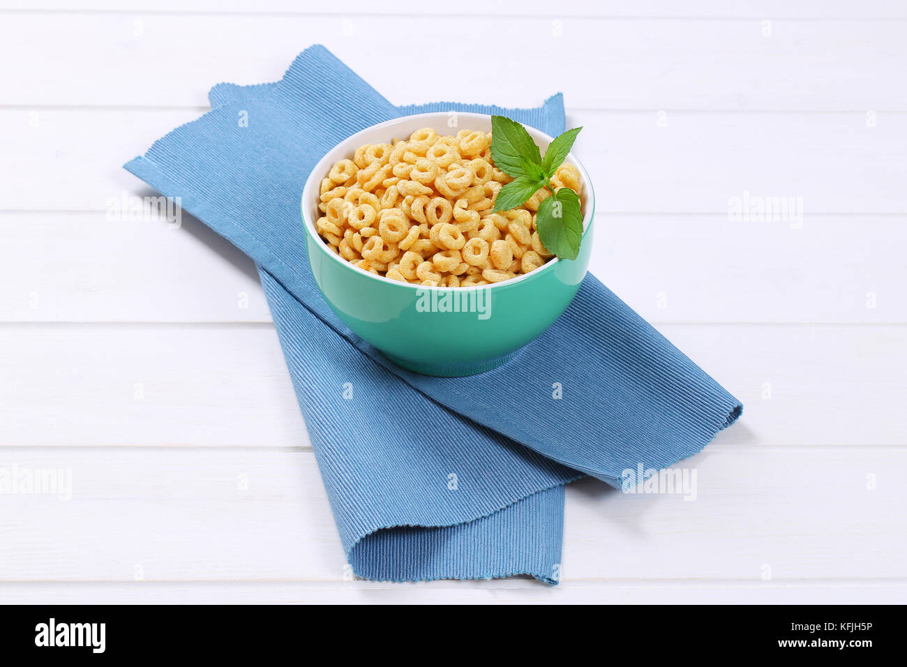 Schüssel mit Honig Müsli Ringe auf Blau Platzdeckchen Stockfoto