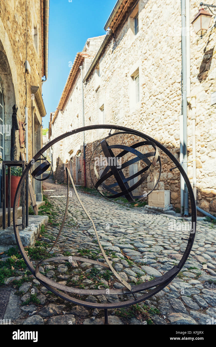 Labeaume, Frankreich, 7. September 2016: Kunstwerk in einer Straße des malerischen Dorfes labeaume in der Ardeche Region in Frankreich. Stockfoto