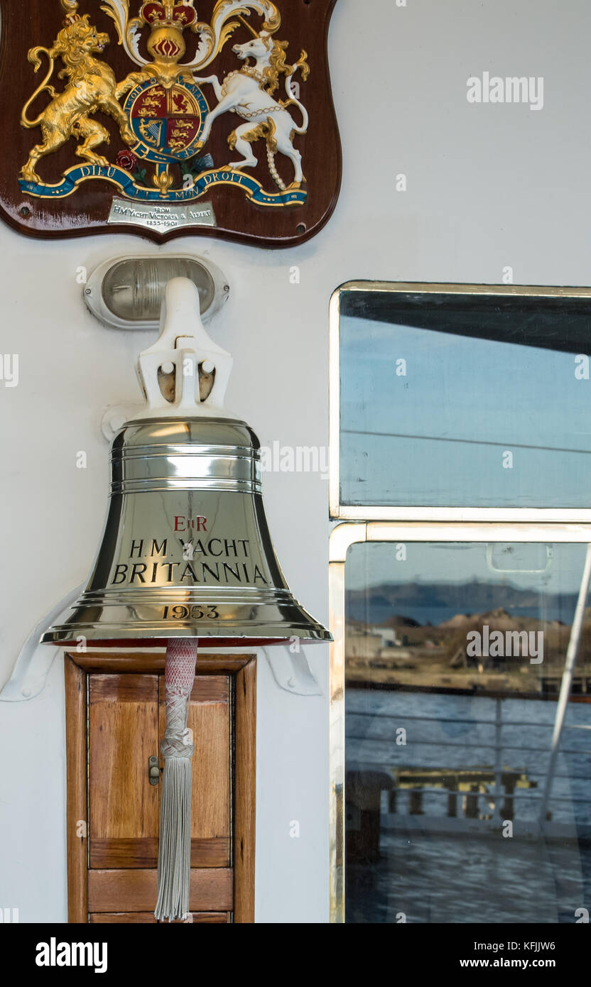 Edinburgh, Schottland, die Royal Yacht Britannia am Ocean Terminal, Leith, Edinburgh, Schiffsglocke Stockfoto