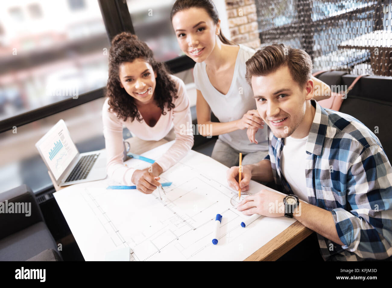 Gerne Freunde arbeiten und eine technische Zeichnung Stockfoto