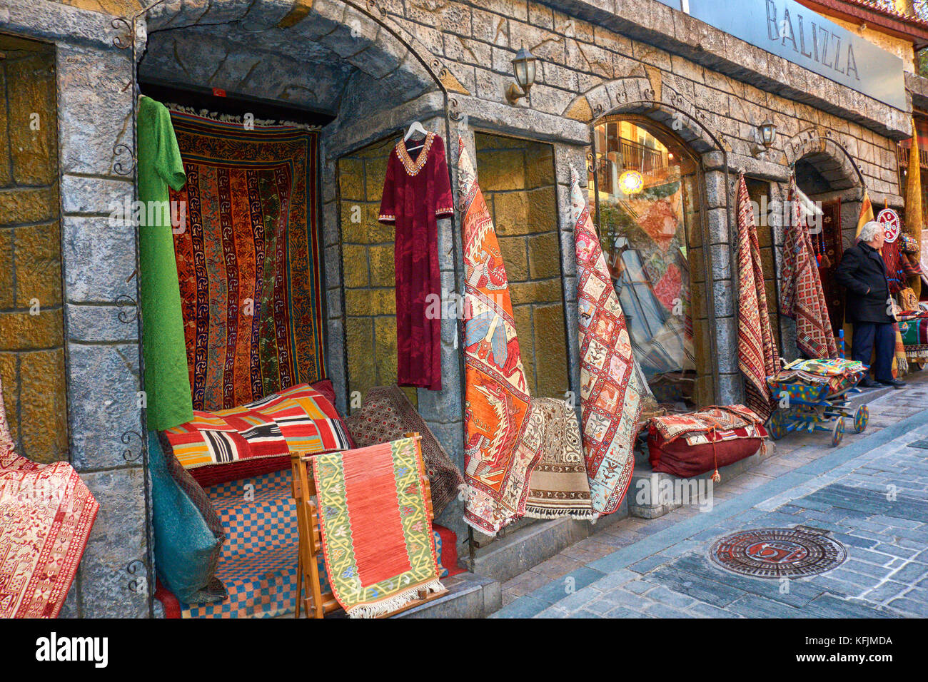 Anzeige der Teppiche außerhalb der Shop im Teppich Basar hängend, Antalya, Türkei. Stockfoto