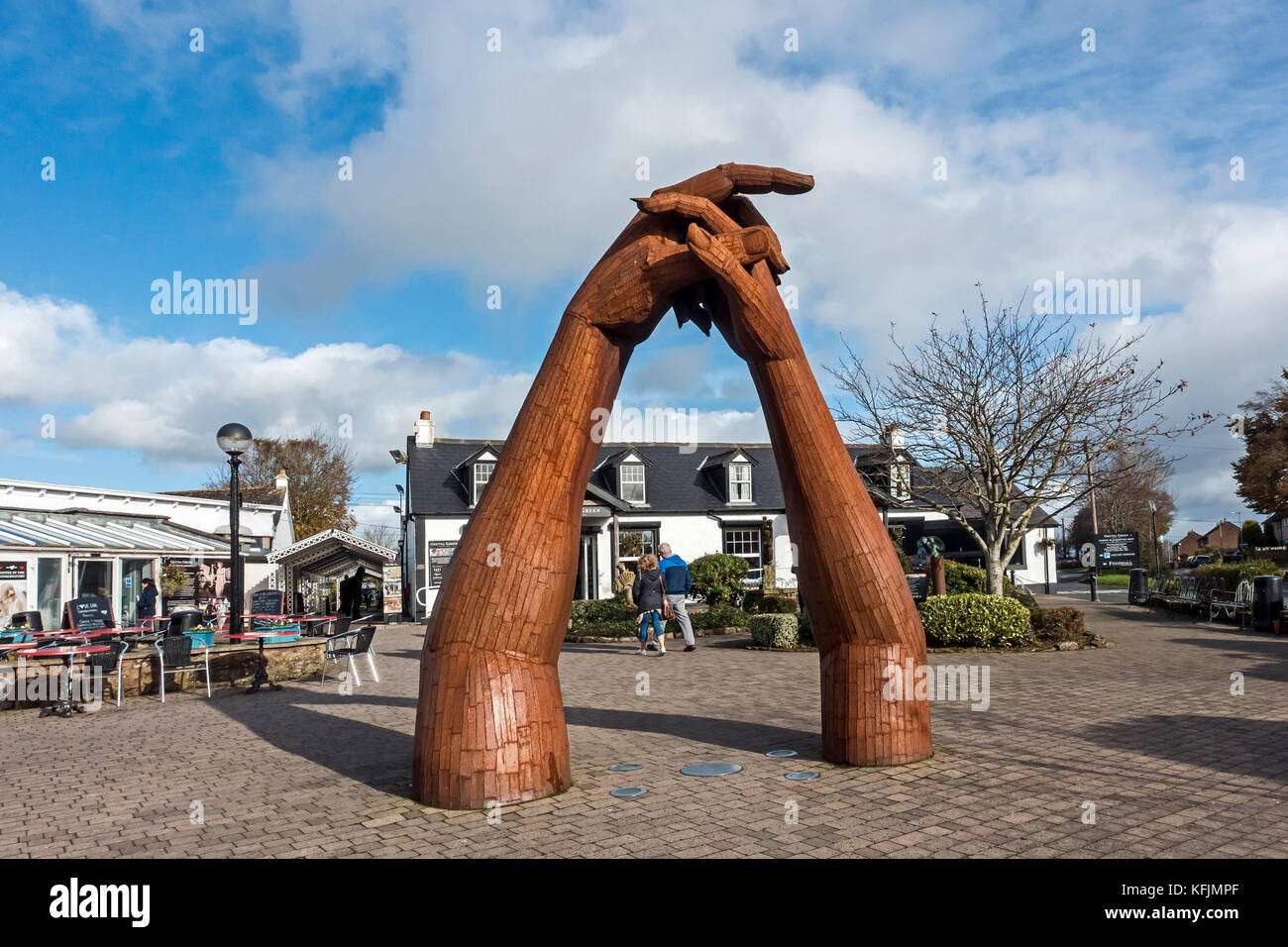 Skulptur von umklammern Hände vor neuen Shop an der Schmiede Restaurant in Gretna Green Gretna Dumfries and Galloway Schottland Großbritannien Stockfoto