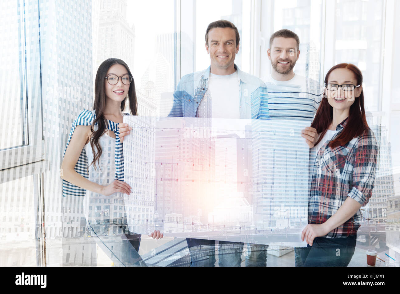 Gruppe von jungen Arbeitnehmern beweisen Ihre Skizze Stockfoto