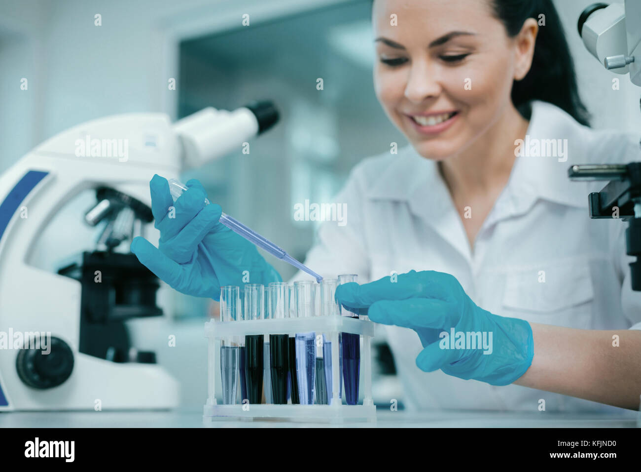 Sorgfältige Lab Assistant mischen Reagenzien Stockfoto