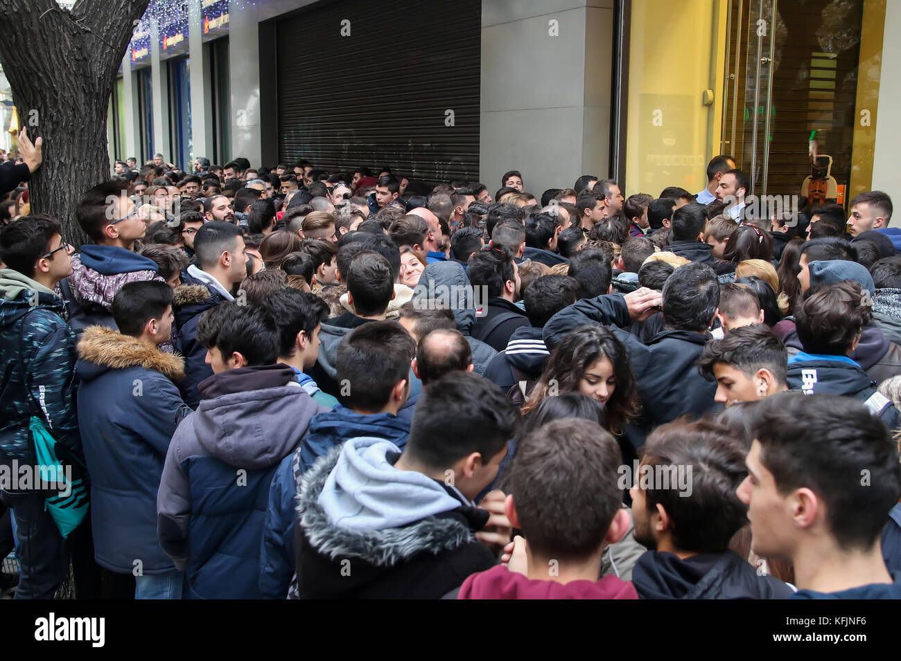 Thessaloniki, Griechenland - 25 November 2016. Die Leute draußen warten ein Kaufhaus während Schwarzer Freitag Shopping Angebote, die an der nördlichen griechischen Stadt Der Stockfoto