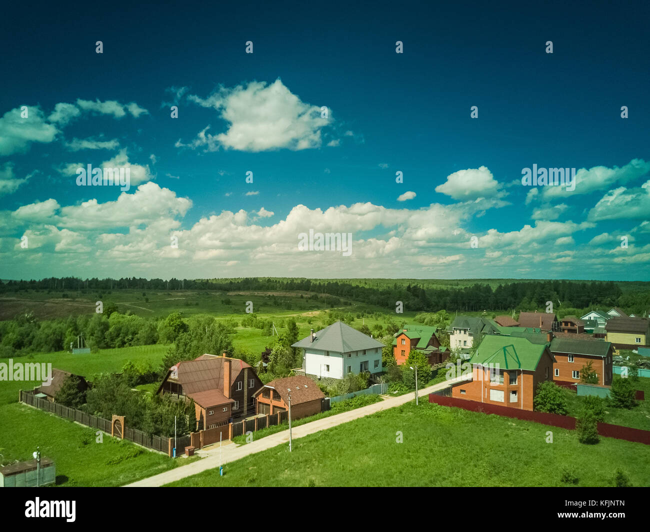 Eine kleine Stadt aus der Vogelperspektive Stockfoto