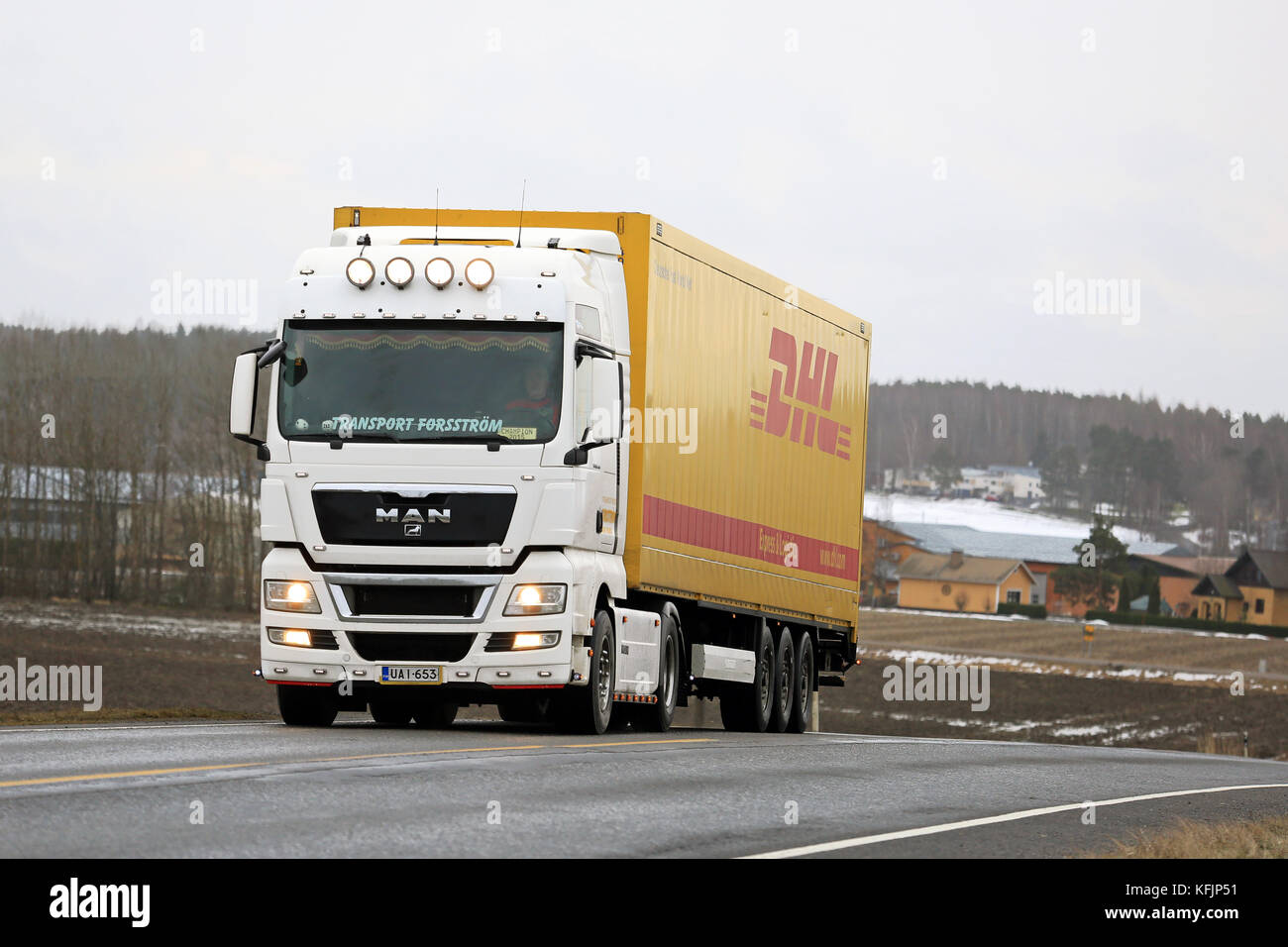 SALO, FINNLAND - 18. JANUAR 2015: MAN TGX 18,480 transportiert DHL-Anhänger in Salo. Das Fahrzeug ist mit Beleuchtungszubehör und dem fla des Fahrers ausgestattet Stockfoto