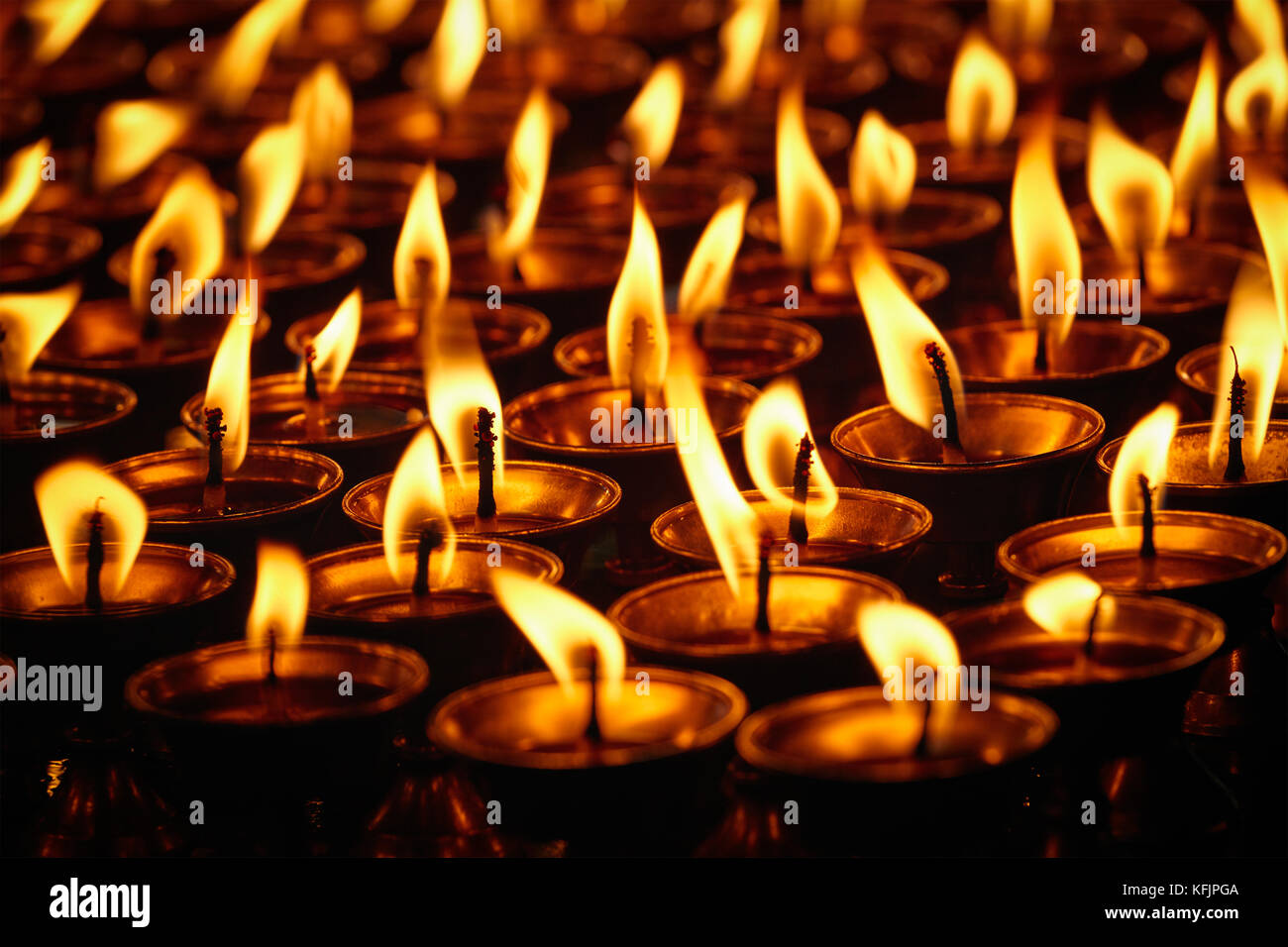 Brennende Kerzen in der buddhistischen Tempel. In Dharamsala, Himachal Pradesh Stockfoto