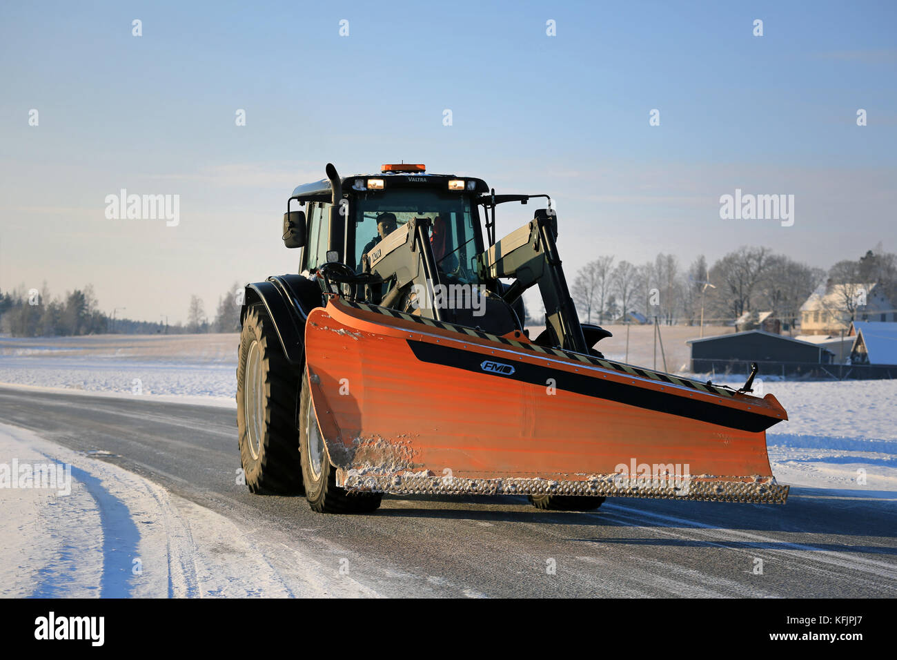 Salo, Finnland - Januar 16, 2016: Valtra Traktor und fm Schnee auf der Straße im Süden Finnlands Pflug. in Finnland, das Jahr 2016 beginnt mit kaltem Wetter Stockfoto