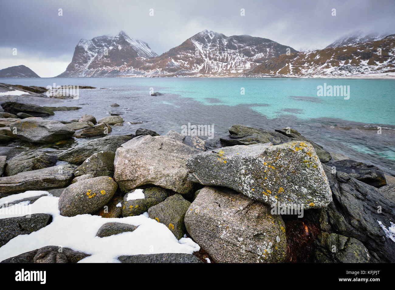 Felsige Küste von Fjord in Norwegen Stockfoto