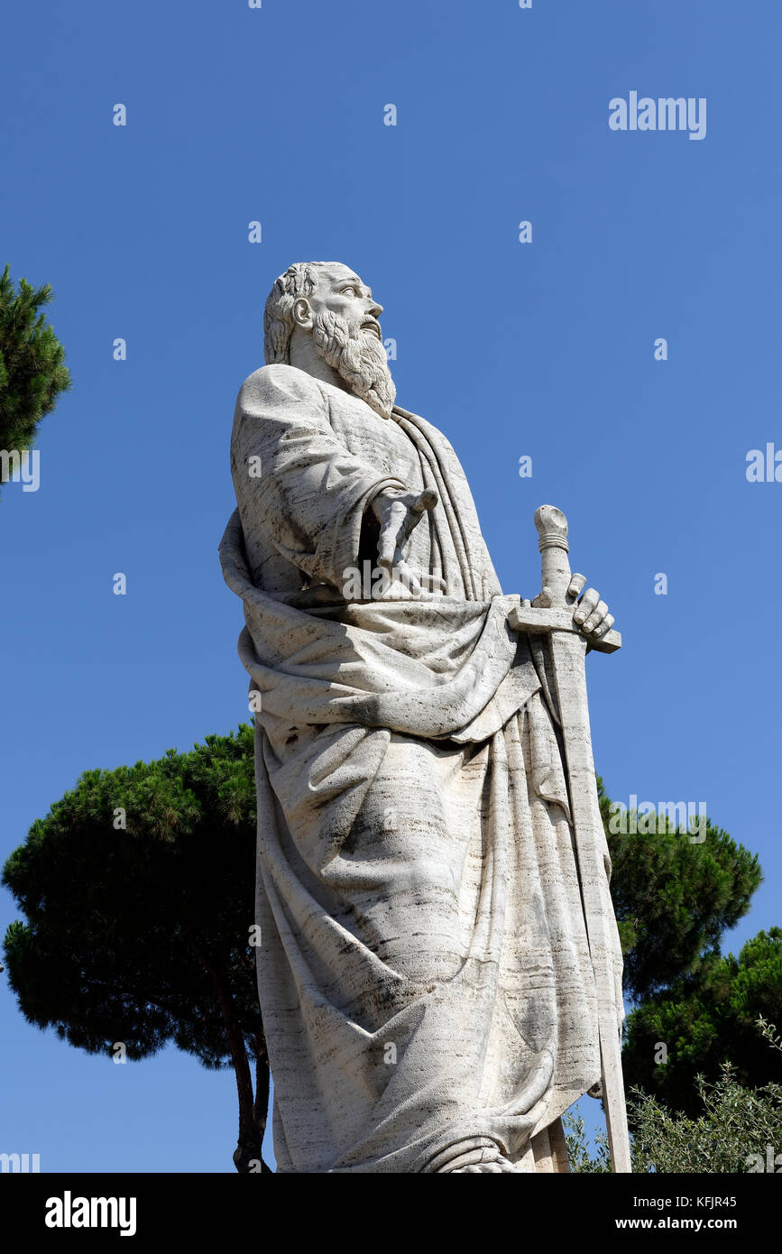 Statue des Apostels Paulus, was dazu führt, dass die Basilika der Heiligen Peter und Paul (Basilika dei Santi Pietro e Paolo). EUR, Rom, Italien. Stockfoto