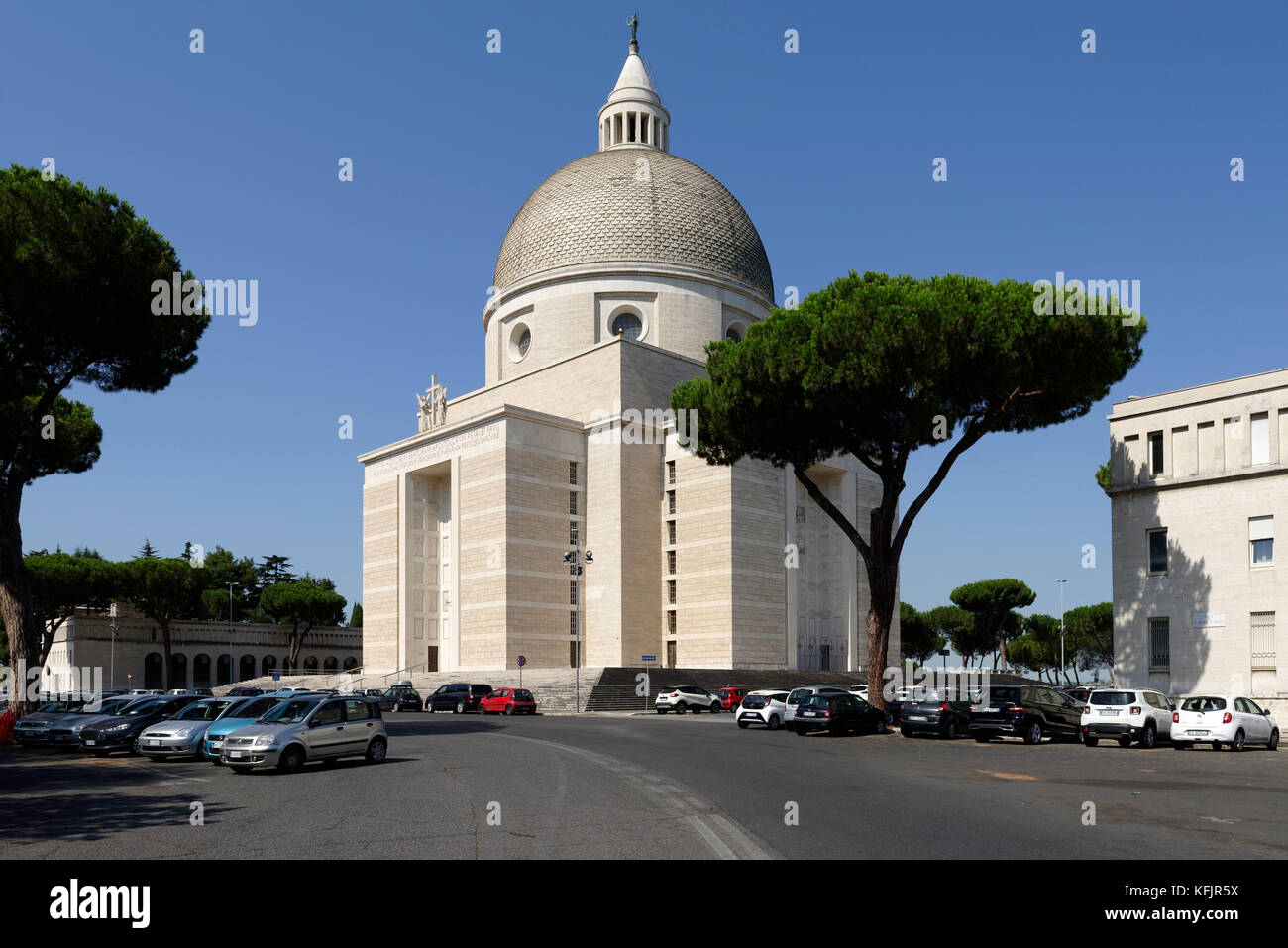 Blick auf die Basilika der Heiligen Peter und Paul (Basilika dei Santi Pietro e Paolo). EUR, Rom, Italien. Stockfoto