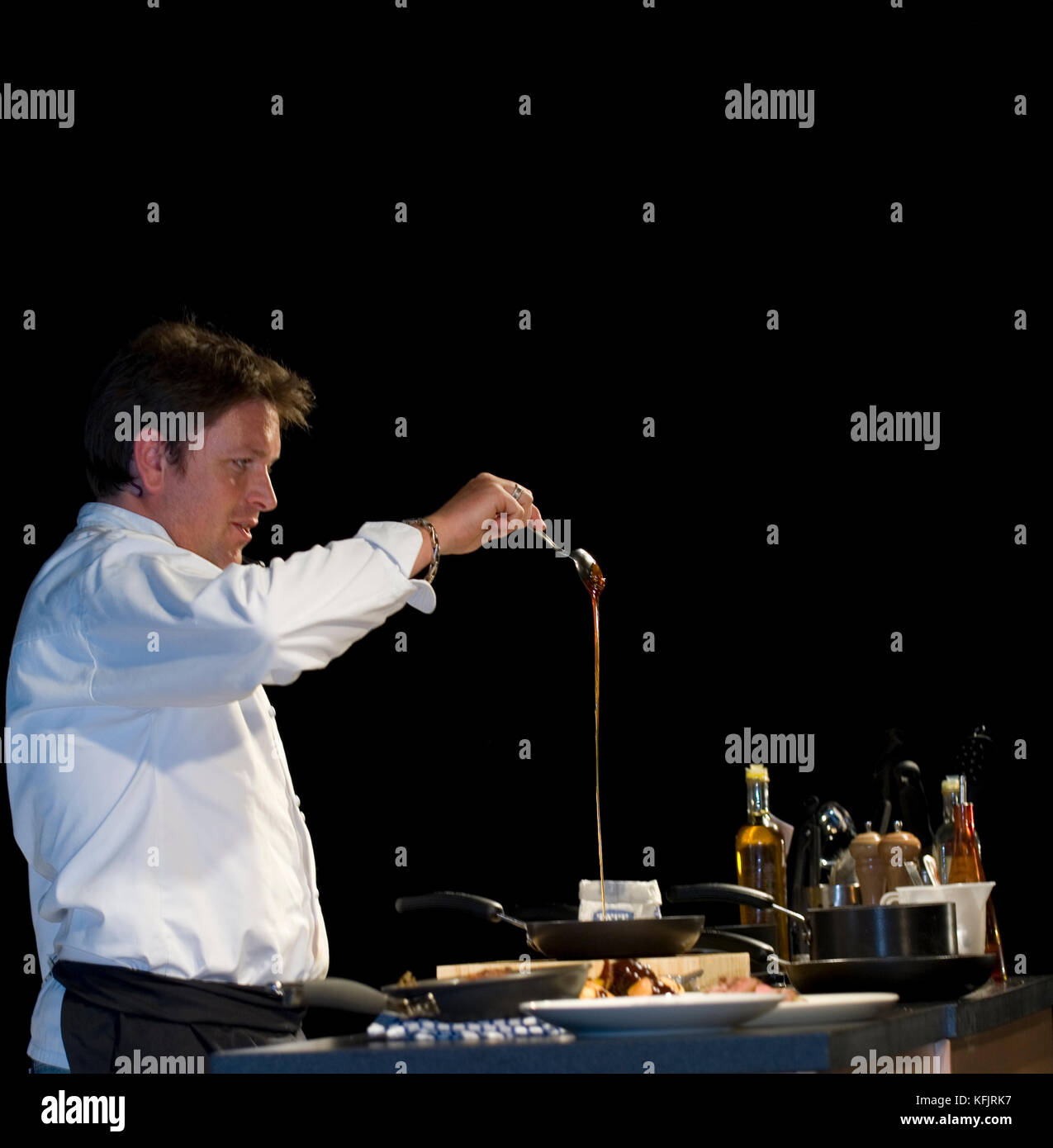 Prominente TV-Koch James Martin die Zubereitung von Speisen im TV-Studio Küche Stockfoto