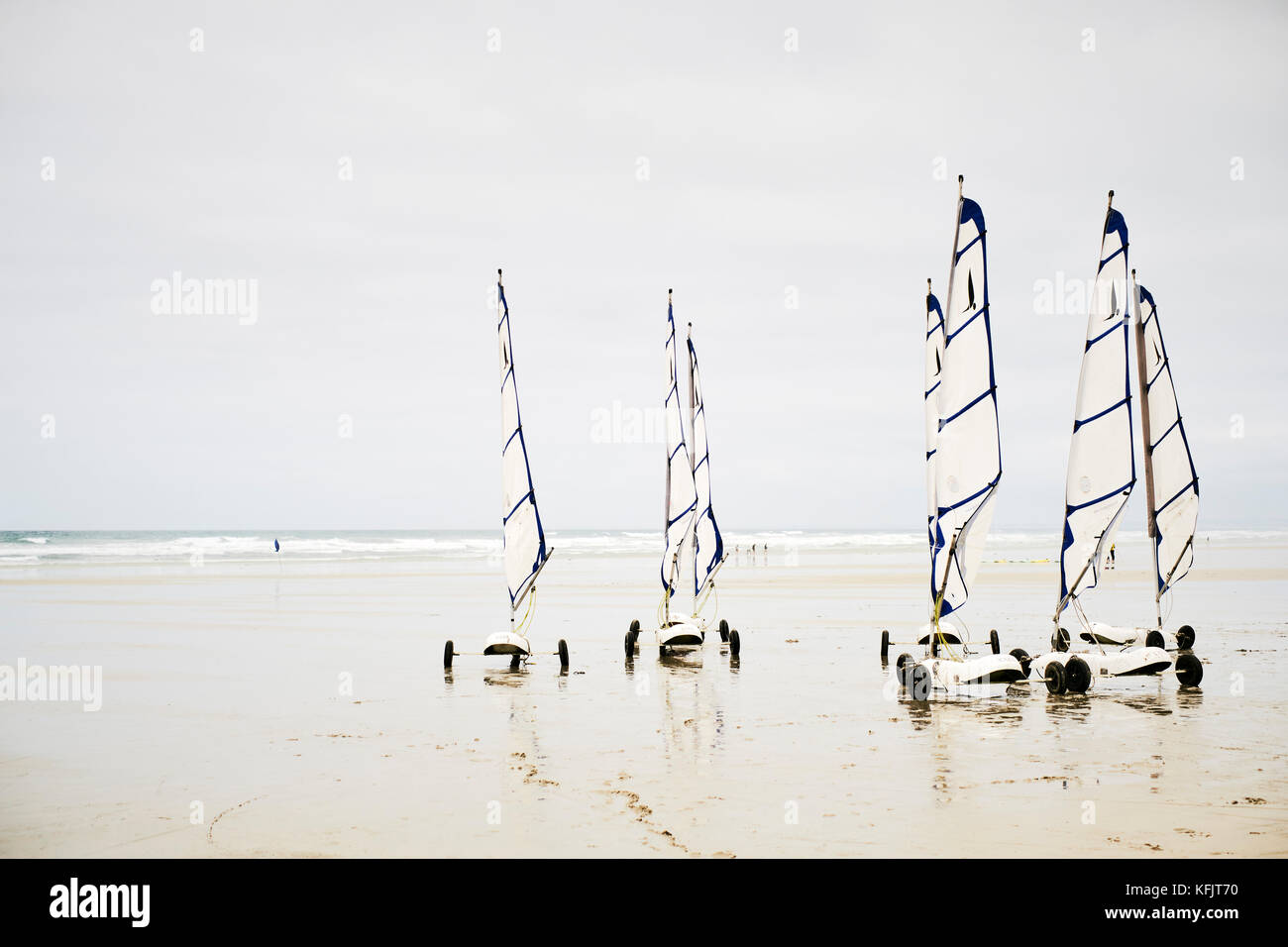 Land Segeln auf der Plage de la Torche in Plomeur Finistere Bretagne Frankreich. Stockfoto