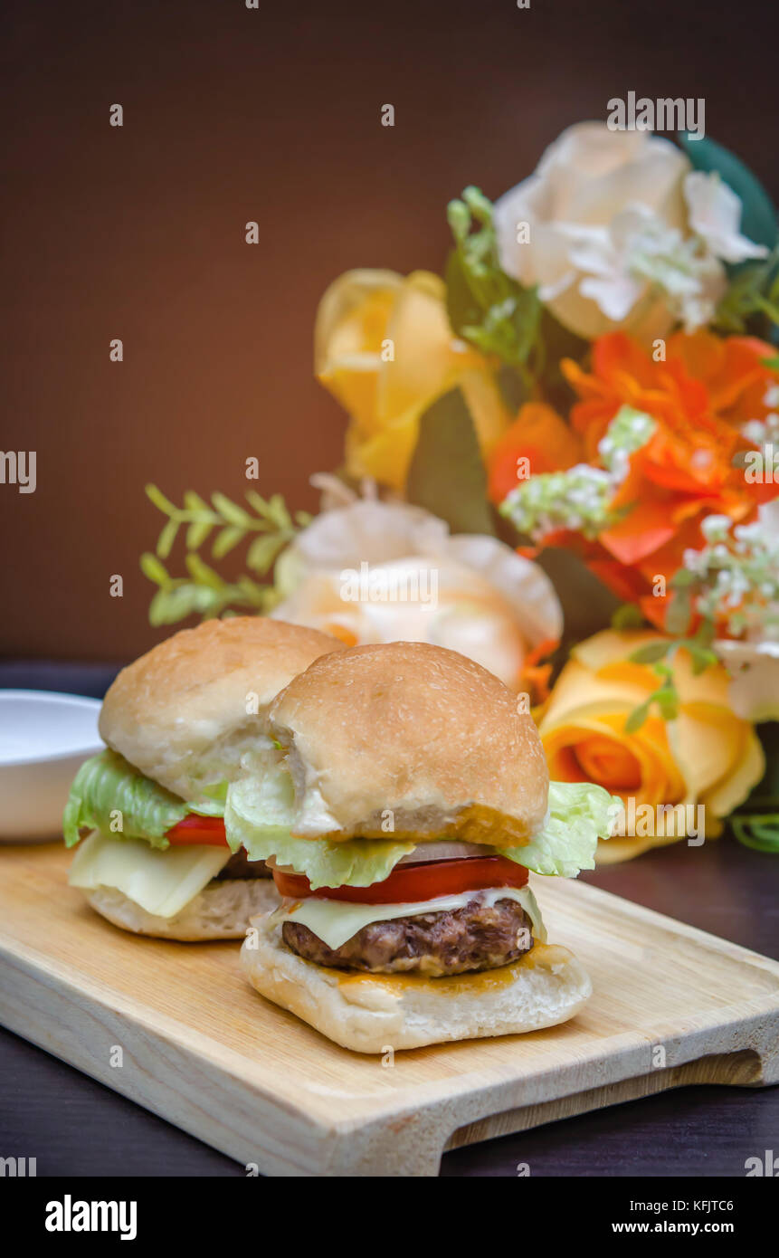 Leckere hausgemachte gourmet Käse Burger aus Rindfleisch mit frischen Zutaten auf Holz- Platten platziert Stockfoto