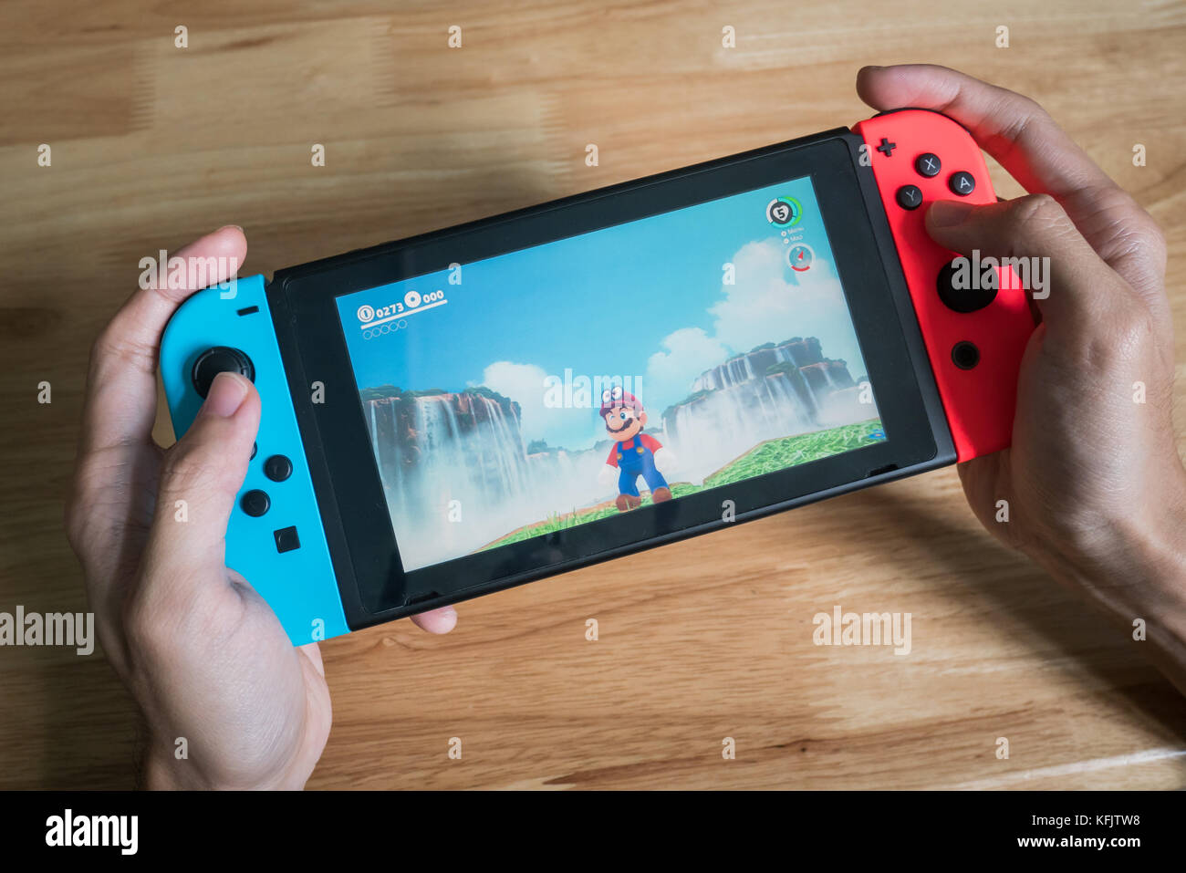 Bangkok, Thailand - 28. Oktober 2017: Nintendo Switch zeigt seinen Bildschirm mit Super Mario Odyssey Spiel. Stockfoto