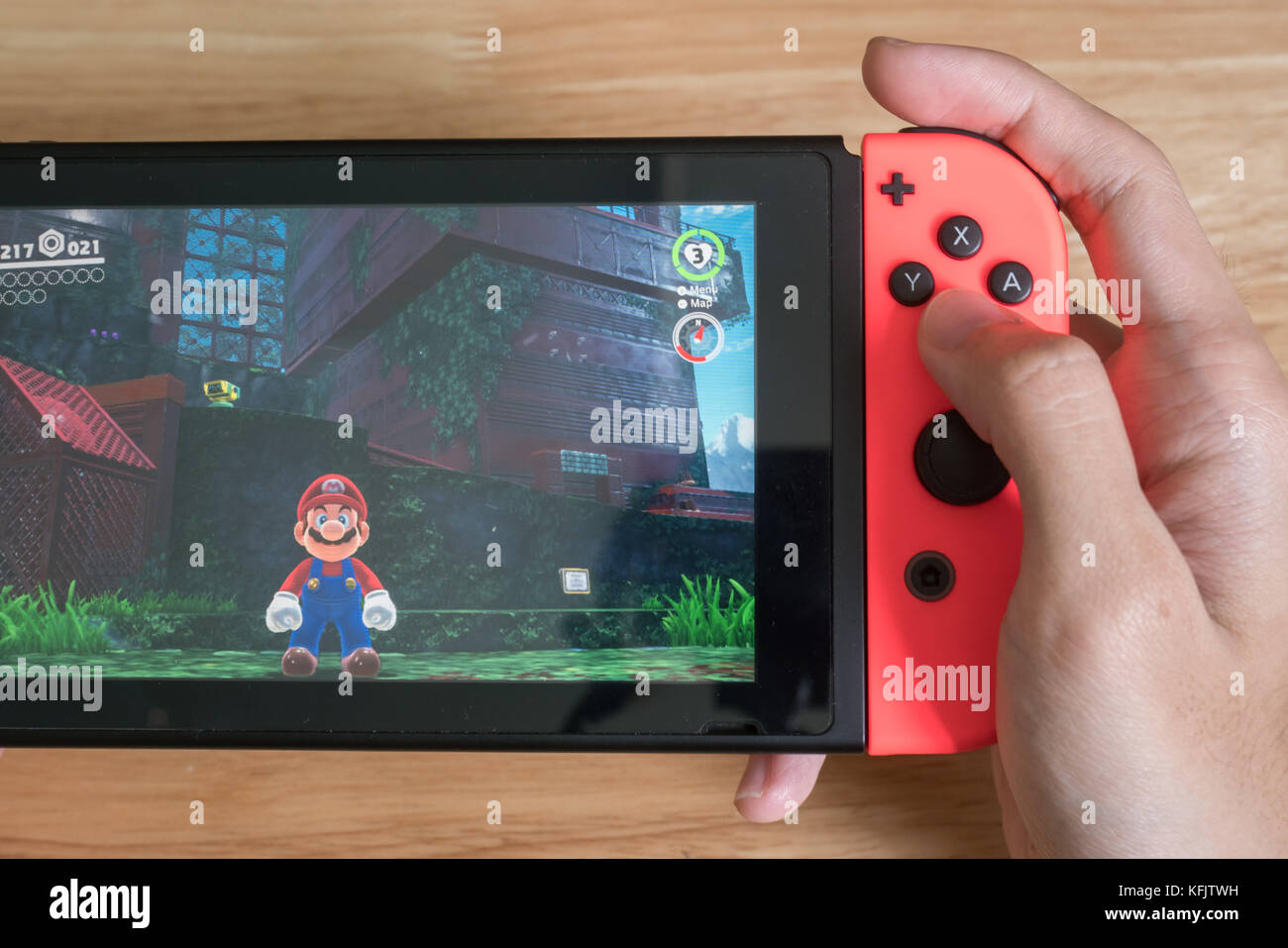 Bangkok, Thailand - 28. Oktober 2017: Nintendo Switch zeigt seinen Bildschirm mit Super Mario Odyssey Spiel. Stockfoto