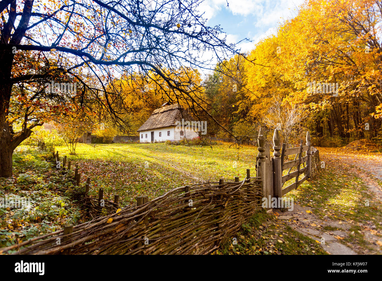 Traditionelle alte Ethno House. Herbst, Herbst Konzept. Foto im Wald oder Park, Outdoor geschossen. Stockfoto
