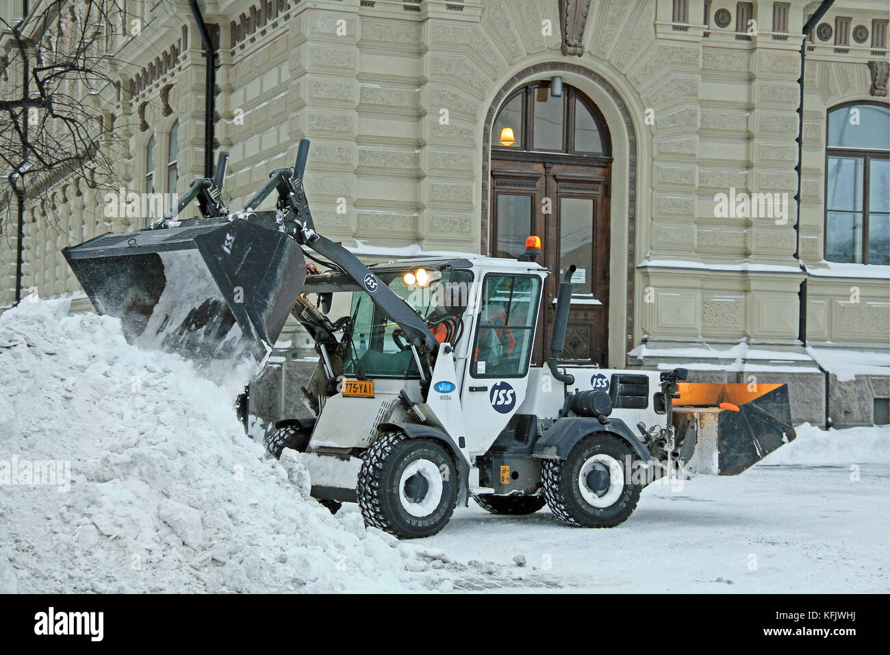 Helsinki, Finnland - 13. Januar 2016: unbekannter Mann entfernt Schnee im Zentrum von Helsinki mit Wille 455 b Mehrzweckfahrzeug. in Helsinki Schnee ist Rem Stockfoto