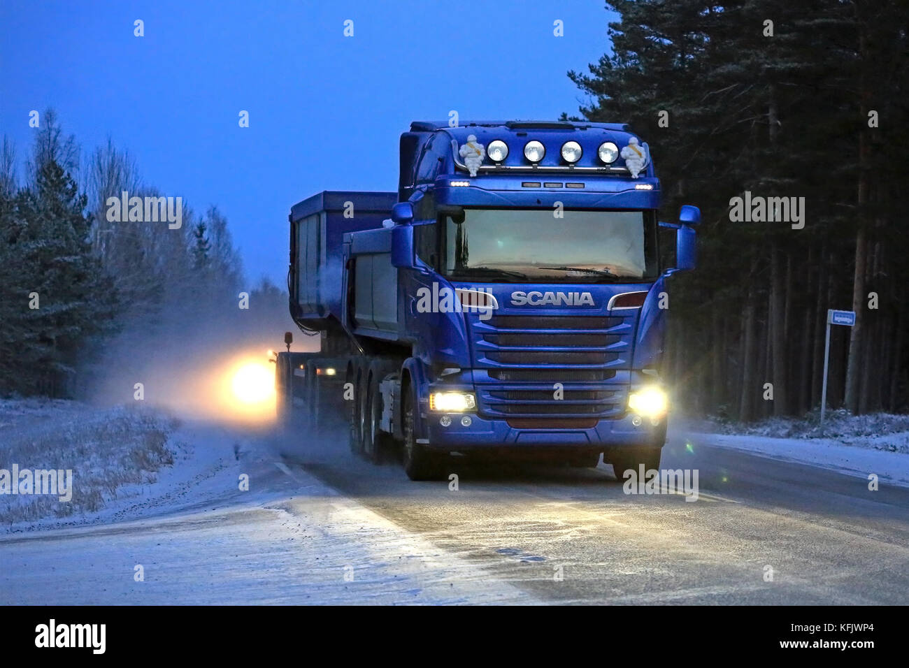 Salo, Finnland - 9. Januar 2016: blauer Scania Kombination Fahrzeug für Kalkstein Haul auf Winter Straße im Süden Finnlands. Kalkstein sind Produkte auf Basis n Stockfoto