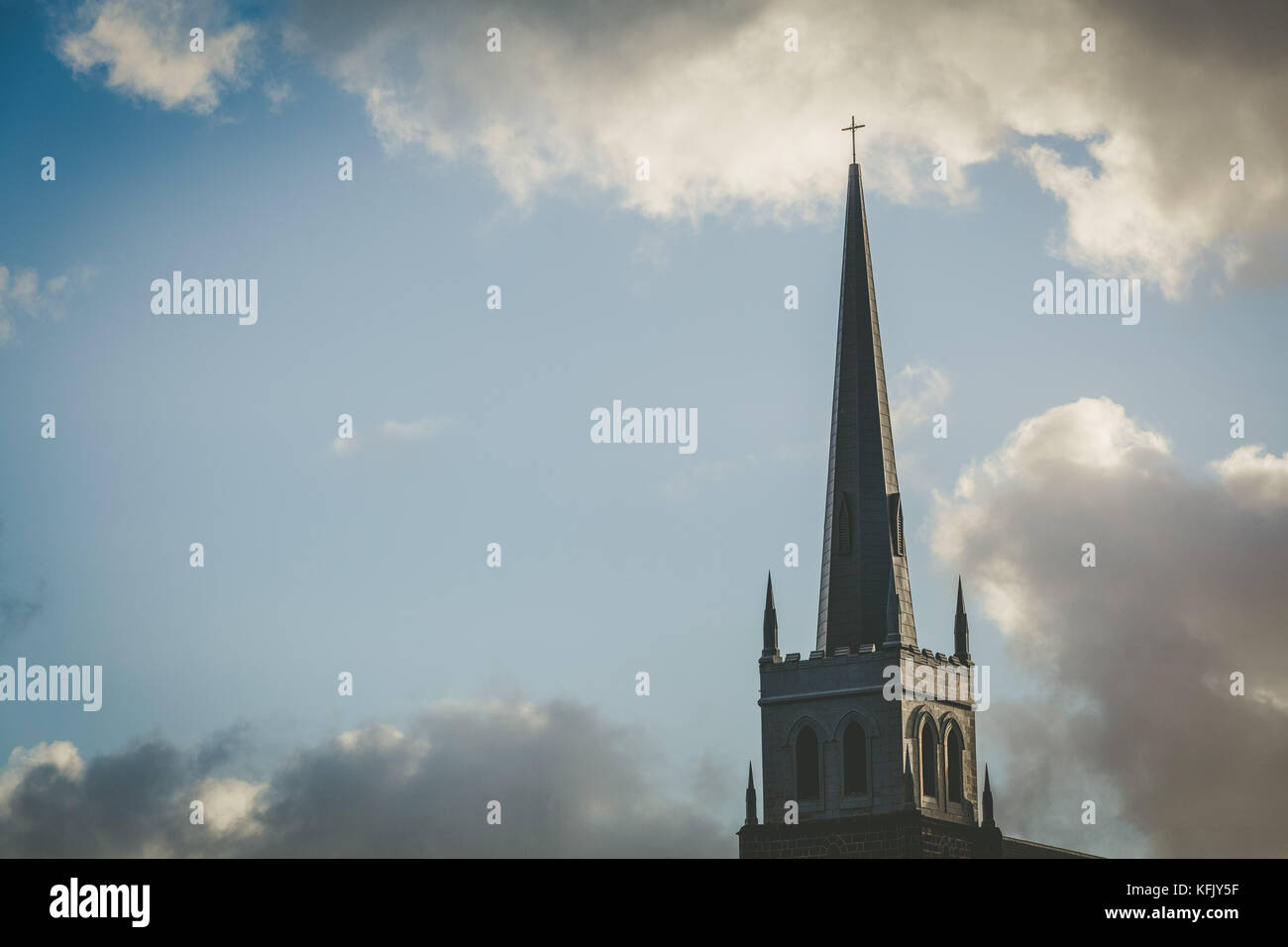 Kirchturm mit Kopie Platz im Himmel und Wolken im Hintergrund Stockfoto