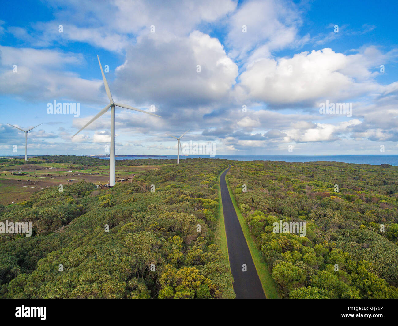 Luftaufnahme von Windenergieanlagen und ländliche Straße in Australien Stockfoto