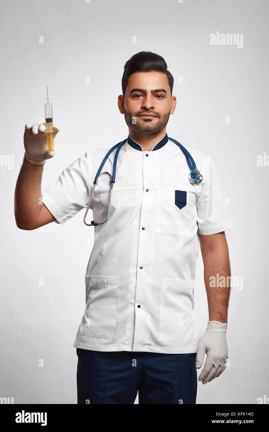 Männlicher Arzt posiert im Studio Stockfoto