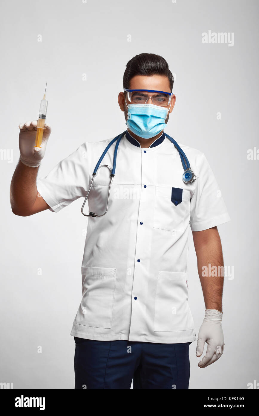 Männlicher Arzt posiert im Studio Stockfoto