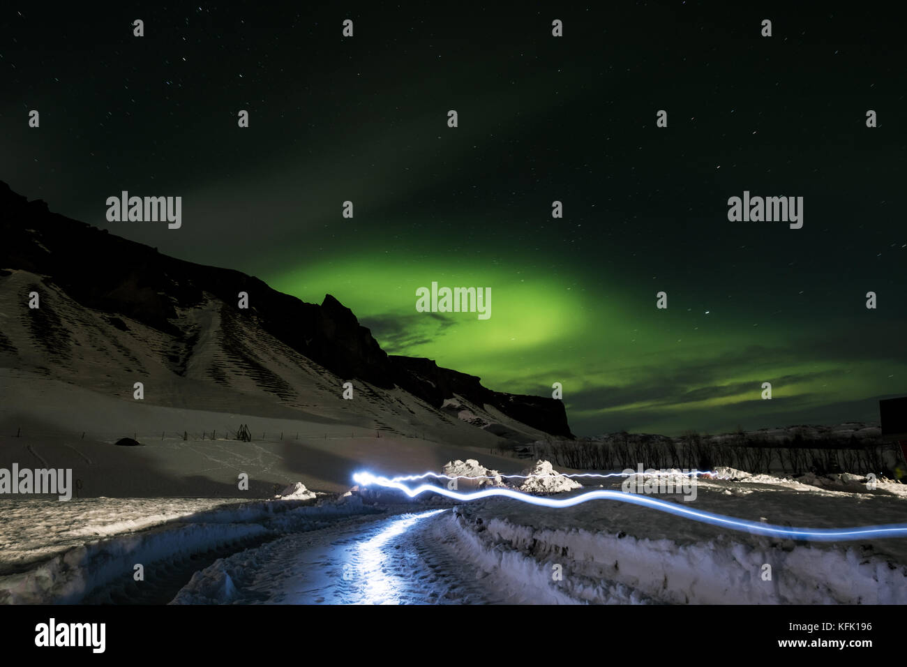 Winterlandschaft, Aurora borealis mit Berg- und Lichteffekte in Island Stockfoto