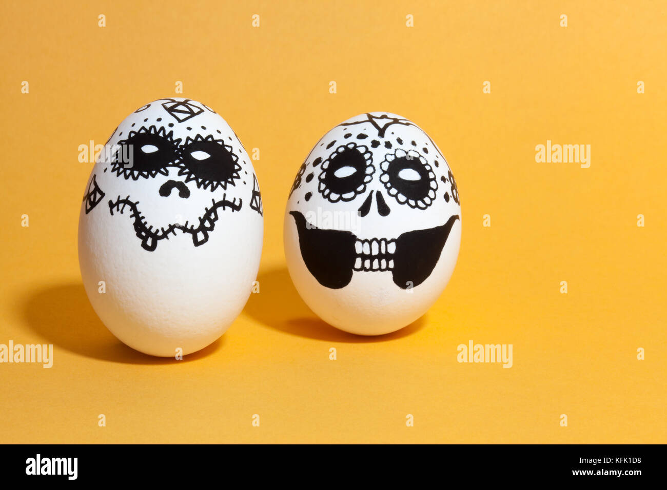 Die toten Eier stehen auf farbigem Hintergrund Stockfoto