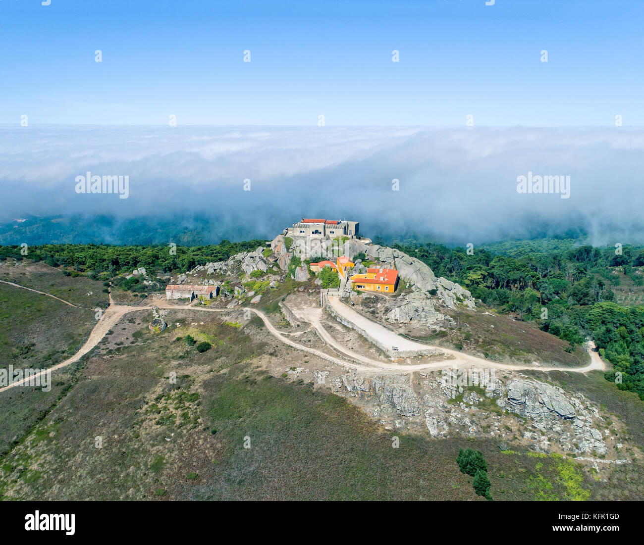Luftaufnahme hohen Nebel in der Nähe des Santuario da peninha, Sintra Portugal Stockfoto
