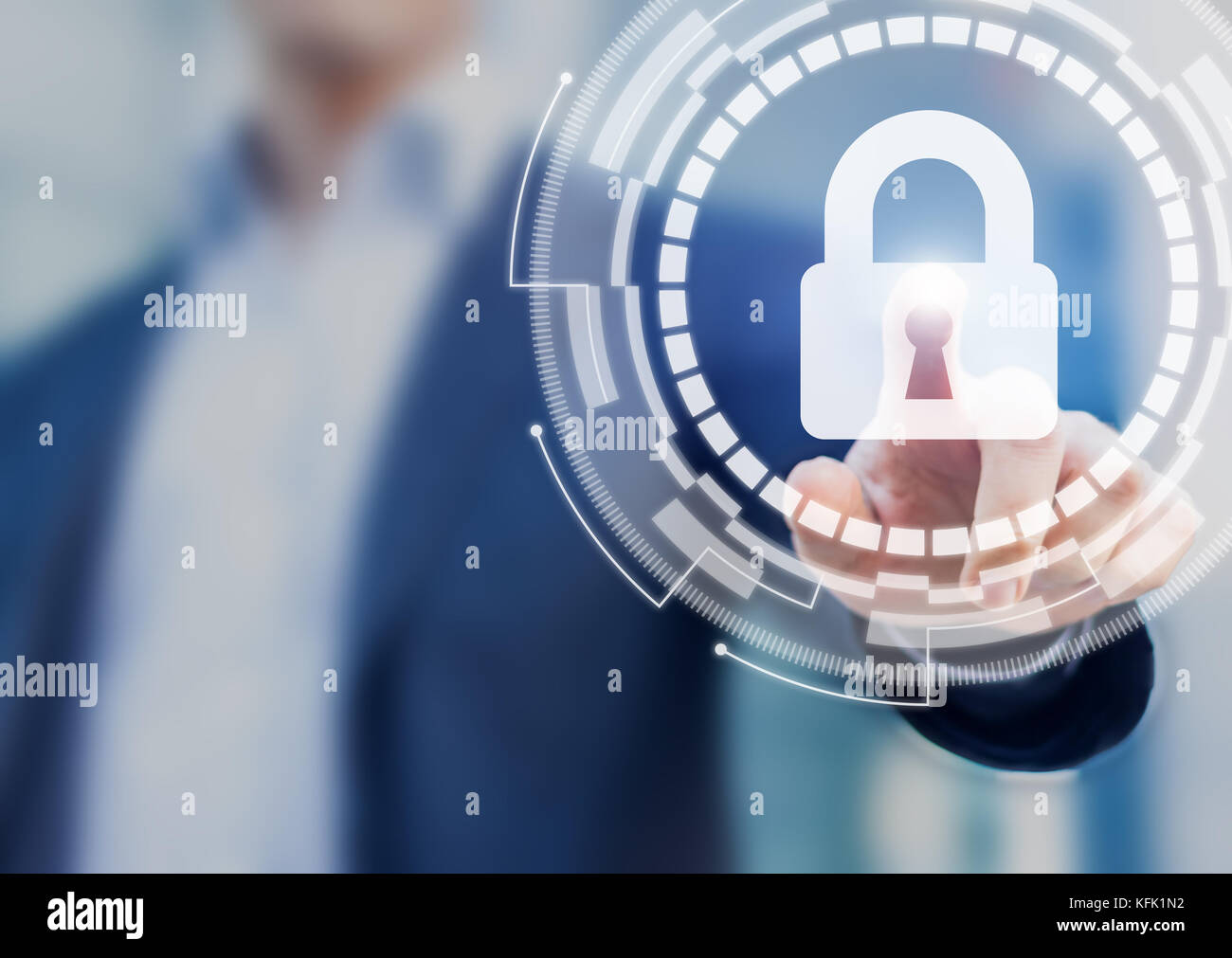 Cyber Sicherheit und Datenschutz im Internet Konzept mit Business User berühren Secure Login Zugang Taste mit Symbol Sperren auf virtuellen Interf Stockfoto
