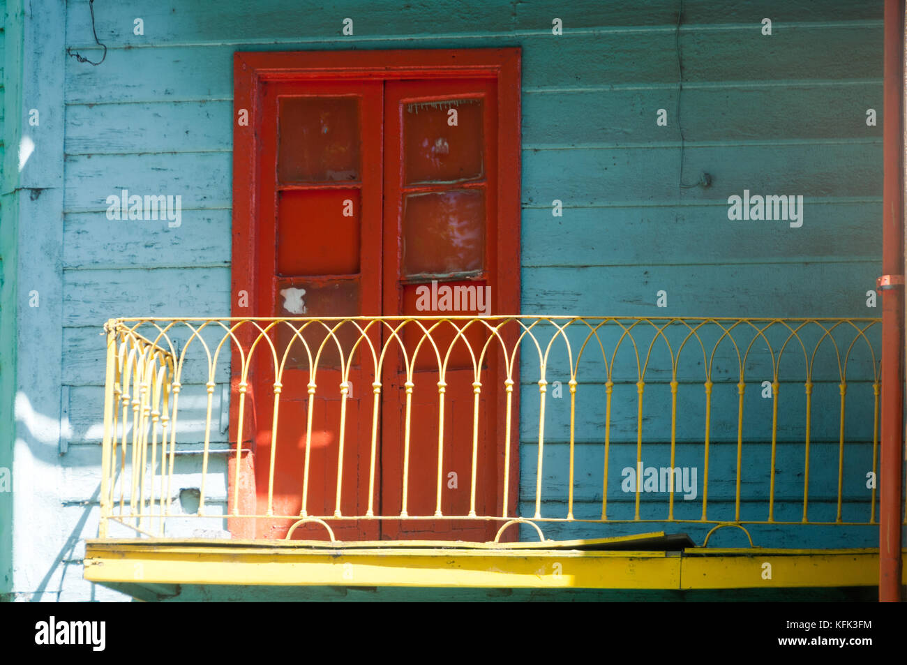 La Boca ist ein buntes, in der argentinischen Hauptstadt Buenos Aires. Hier haben wir eine bunte Balkon auf eines der Häuser sehen. Stockfoto
