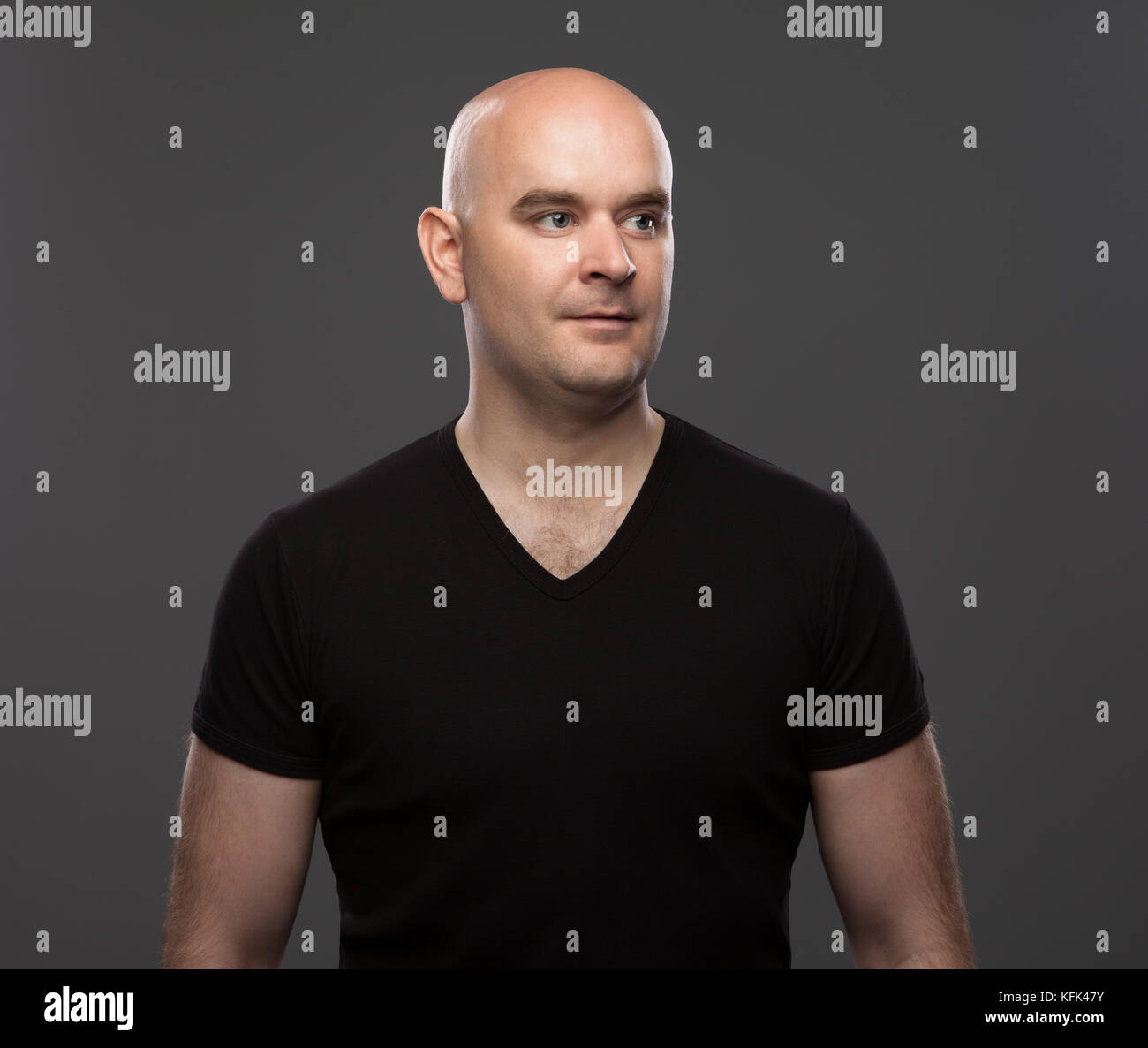 Glatzköpfige Mann im t-shirt Stockfoto