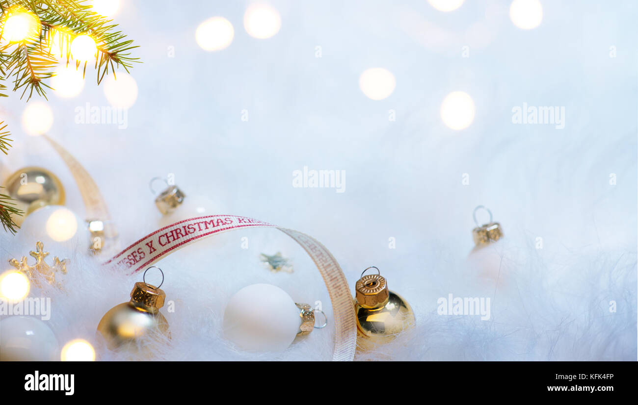 Weihnachtsferien Zusammensetzung auf weißem Fell Hintergrund mit Platz für Ihren Text kopieren Stockfoto