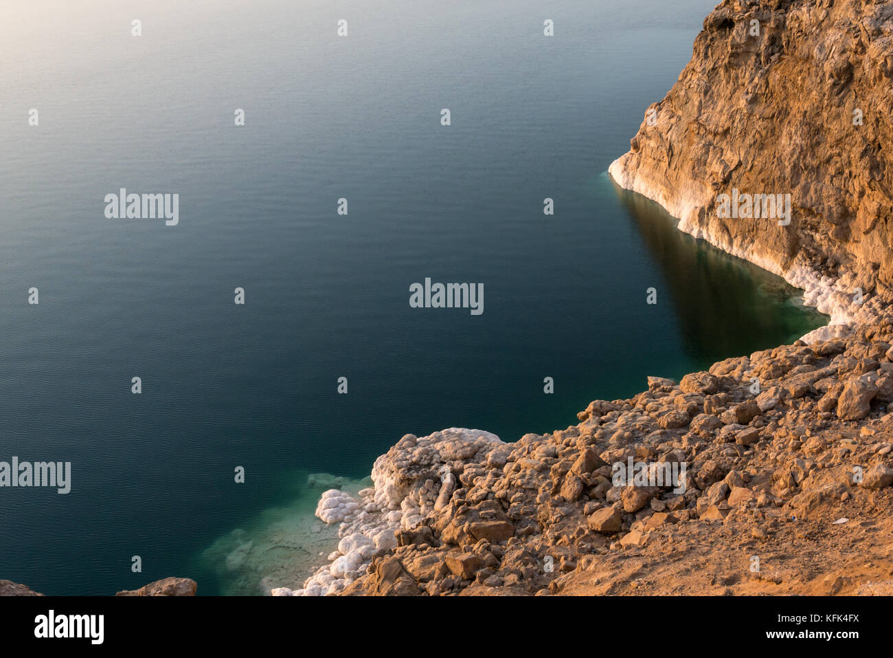 Totes Meer Salz Formationen, genannt Halit ooids am Ufer Kante, Jordanien, Naher Osten, beleuchtet durch die niedrige Sonne in der Dämmerung Stockfoto