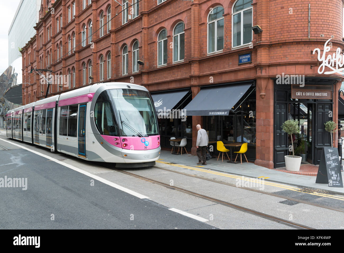 Eine elektrische Straßenbahn in Birmingham City Centre Stockfoto