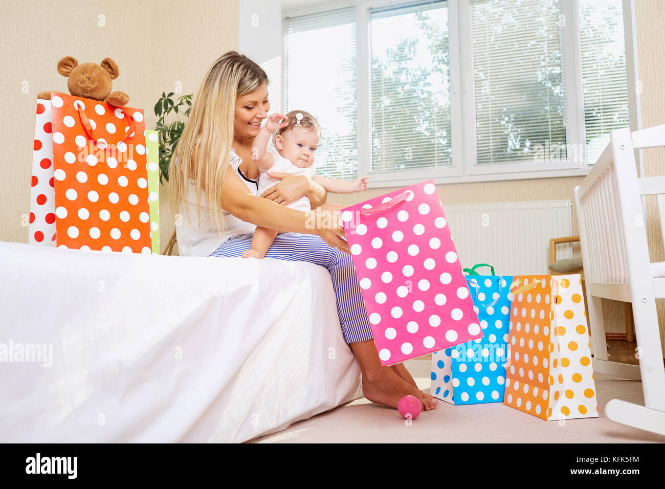 Mutter mit Kind mit Geschenken und Pakete. Stockfoto