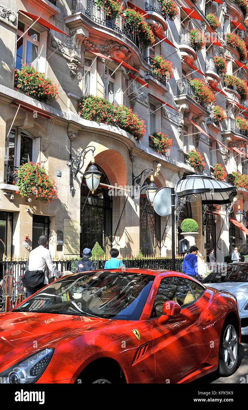 Plaza Athenée Palace Hotel und Ferrari Auto, Avenue Montaigne, Paris, Frankreich Stockfoto